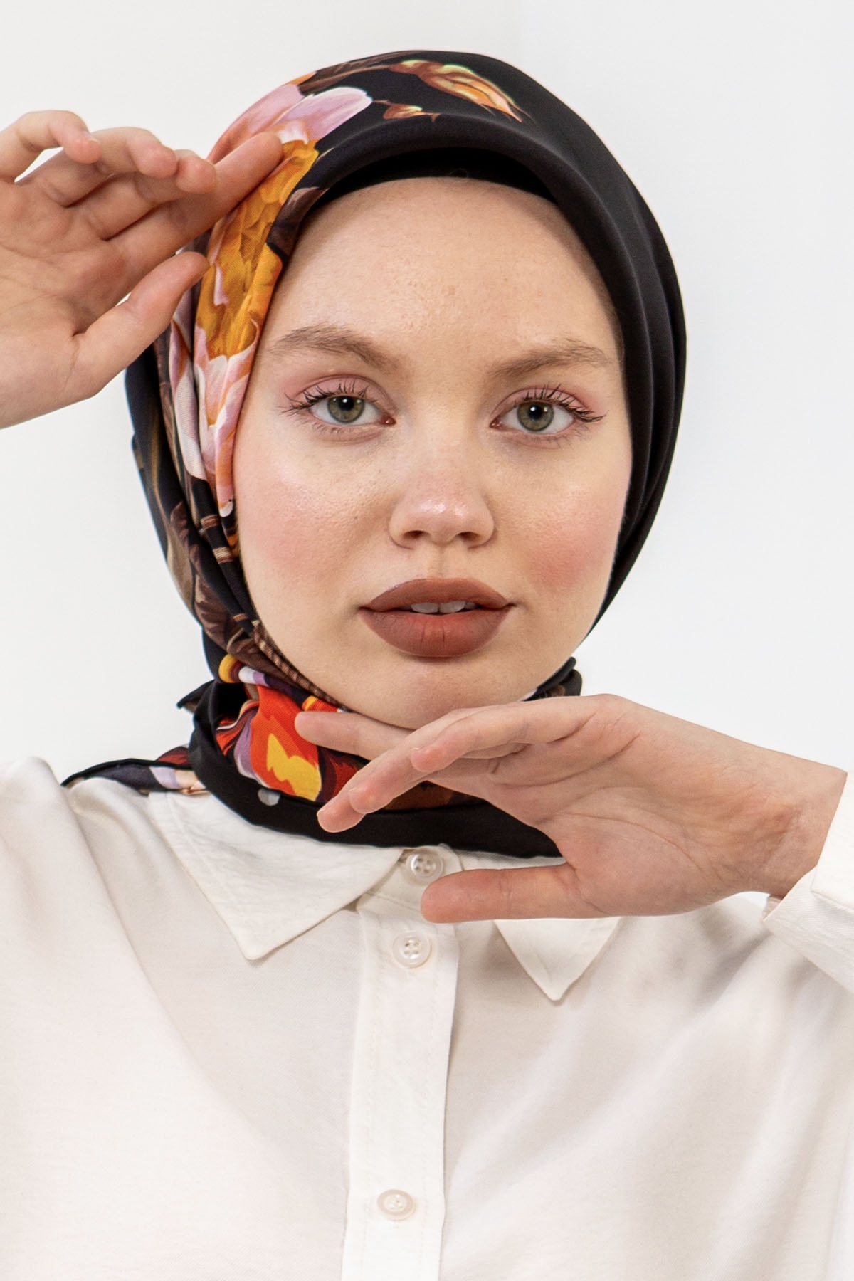 3237 İpek Eşarp 90*90 - Siyah_gold - 1