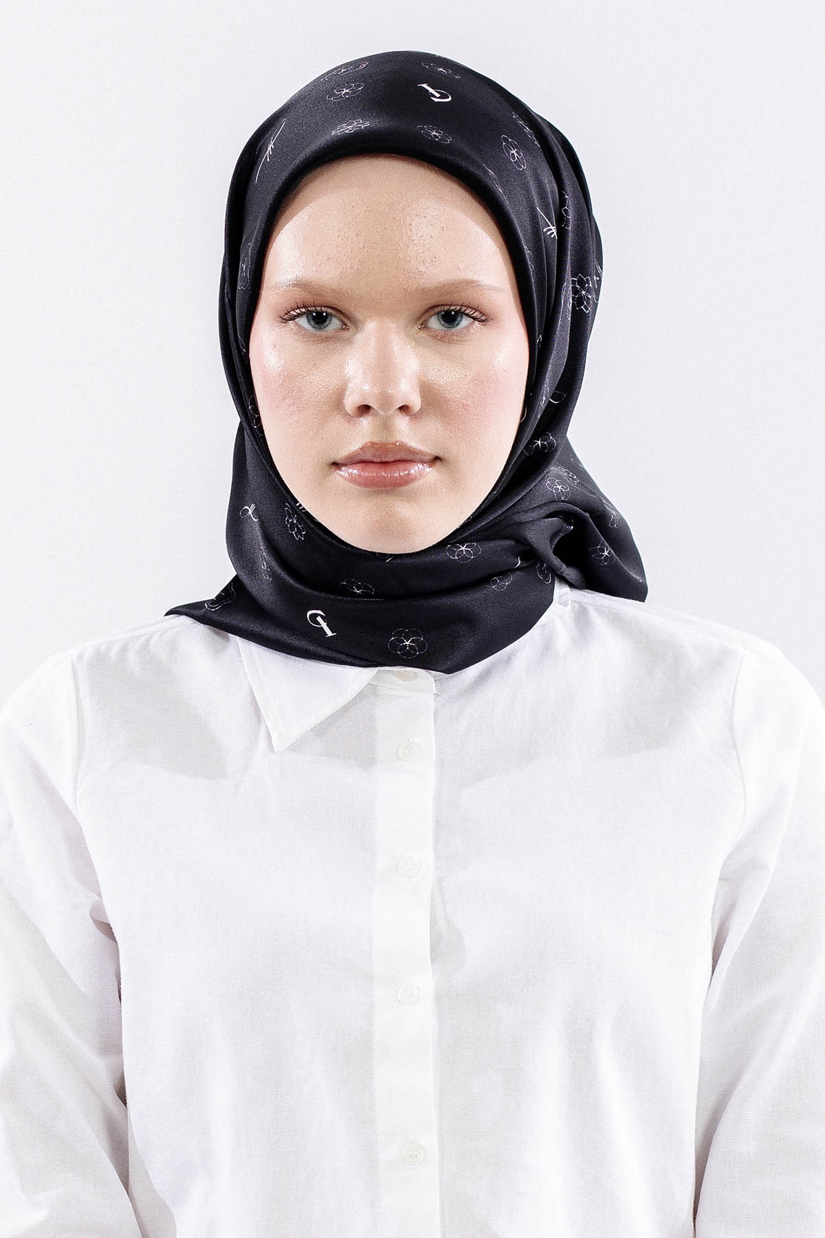 4638 İpek Eşarp 90*90 Sura Logo - Siyah_beyaz - 1