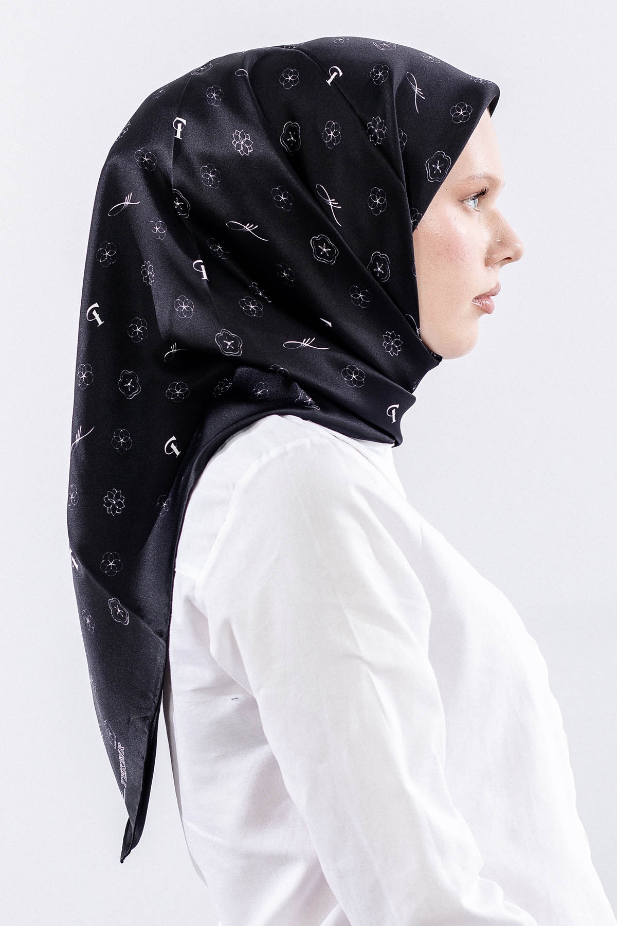 4638 İpek Eşarp 90*90 Sura Logo - Siyah_beyaz - 3