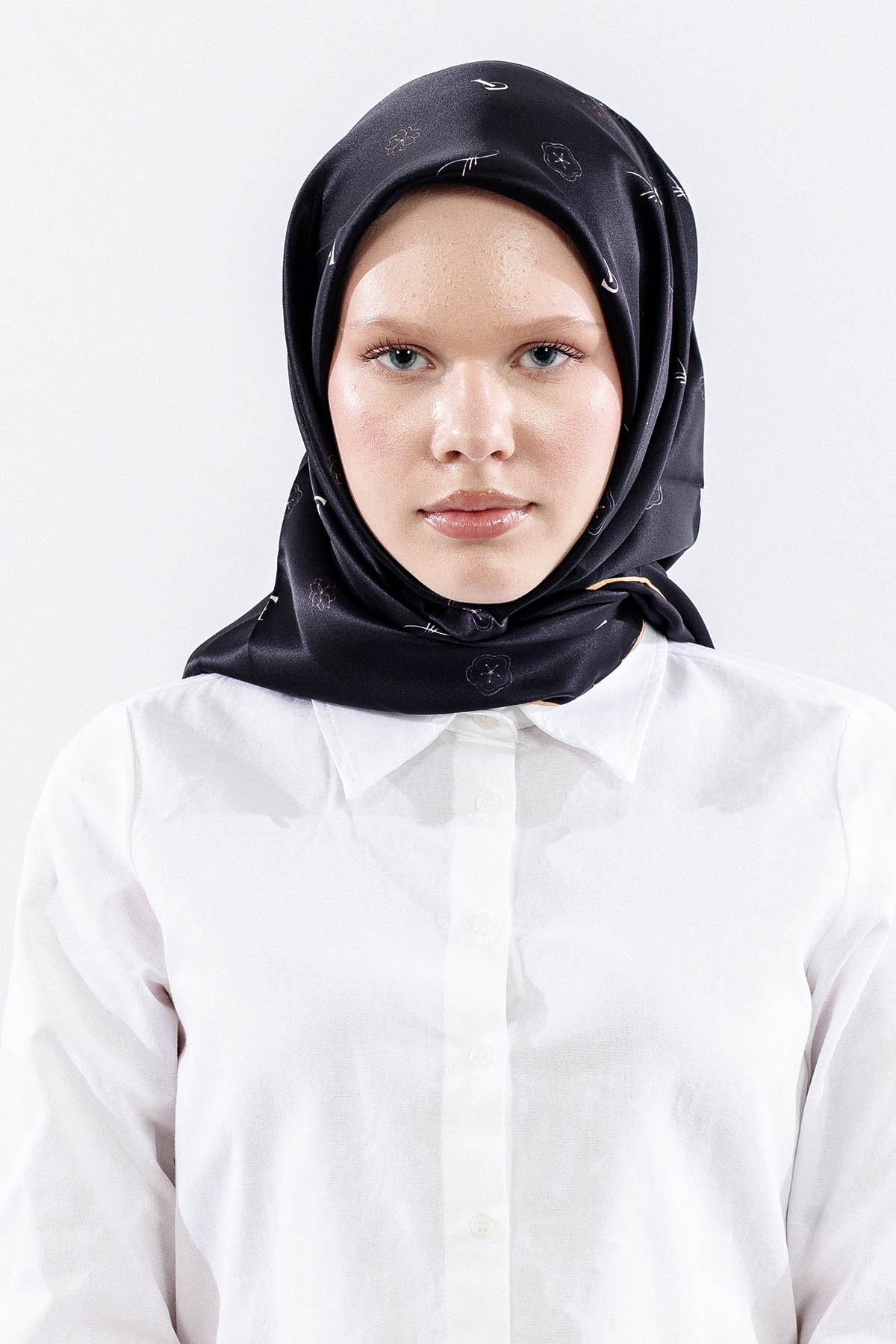 4638 İpek Eşarp 90*90 Sura Logo - Siyah_gold - 1