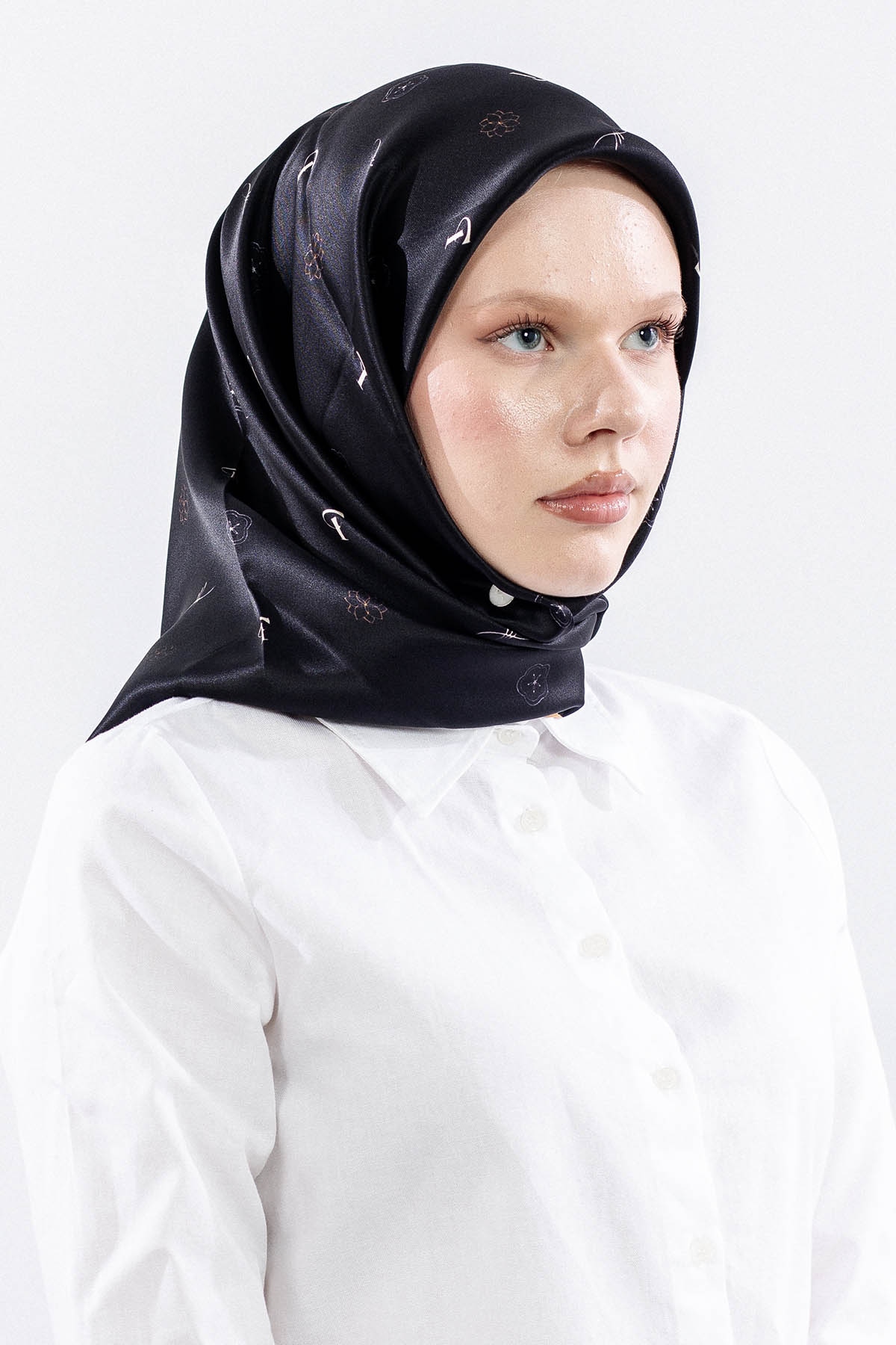 4638 İpek Eşarp 90*90 Sura Logo - Siyah_gold - 2