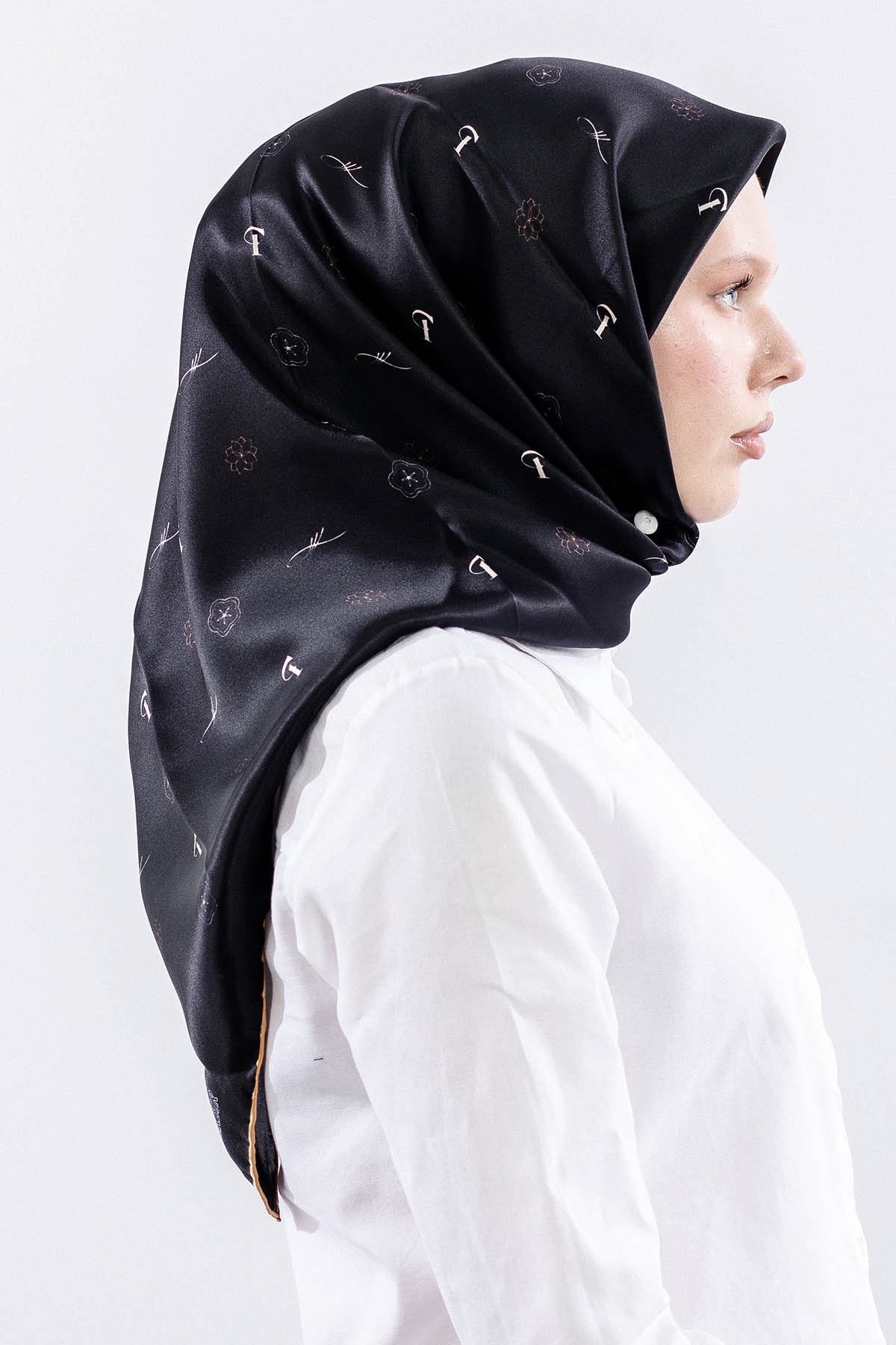 4638 İpek Eşarp 90*90 Sura Logo - Siyah_gold - 3