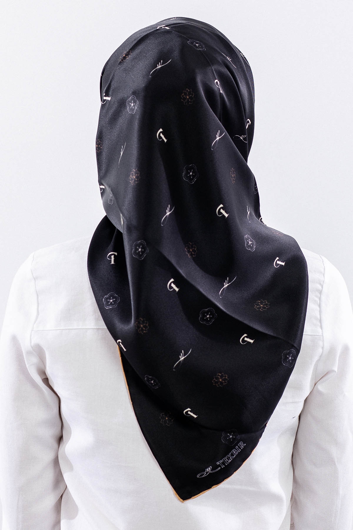 4638 İpek Eşarp 90*90 Sura Logo - Siyah_gold - 4