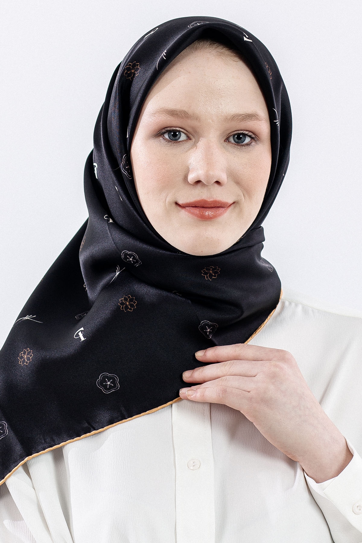 4638 Sura İpek Eşarp Logo - Siyah_altin - 1