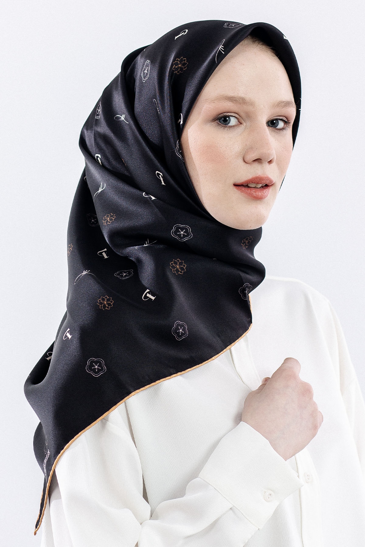 4638 Sura İpek Eşarp Logo - Siyah_altin - 2