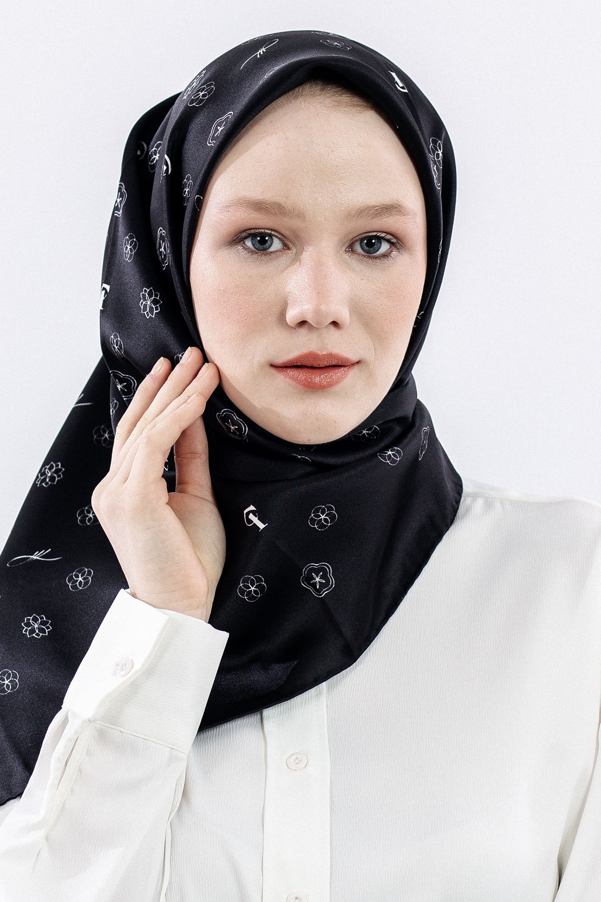 4638 Sura İpek Eşarp Logo - Siyah_beyaz - 1