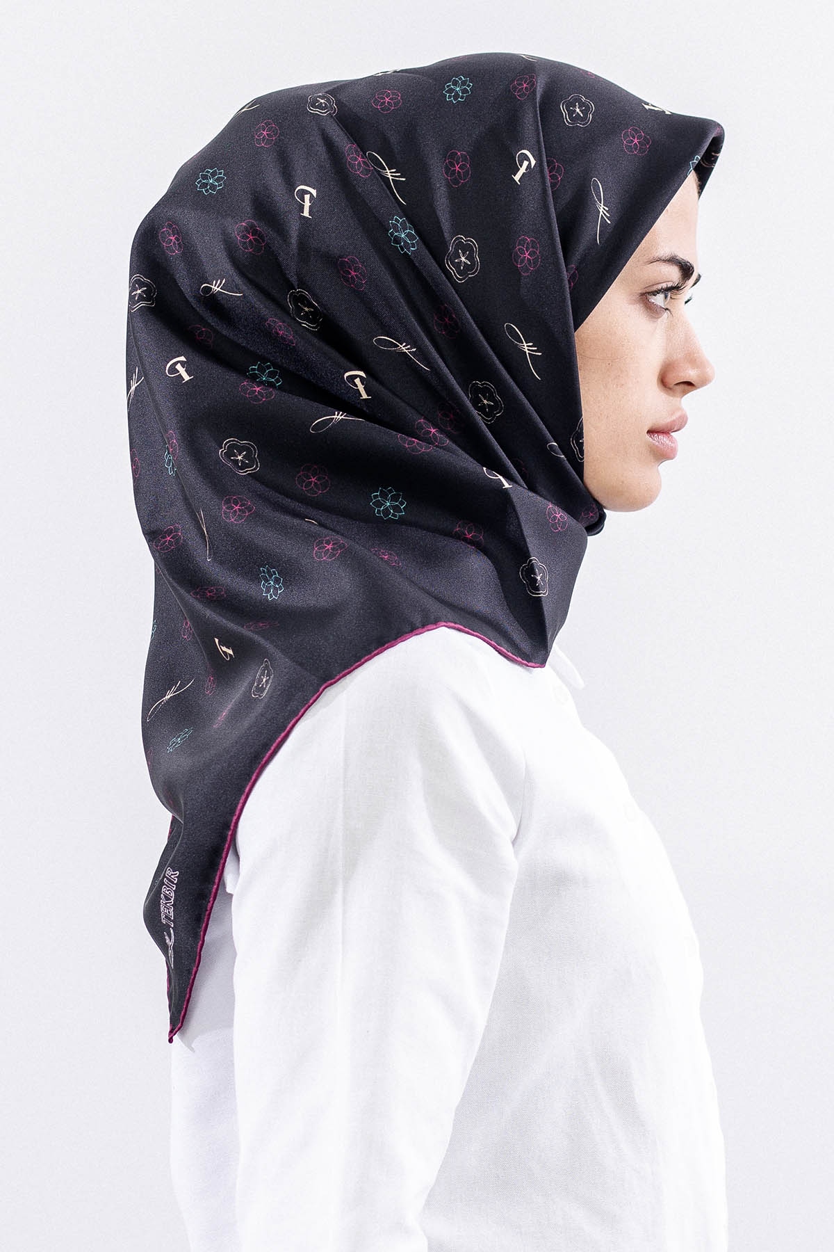 4638 Sura İpek Eşarp Logo - Siyah_kirmizi - 1