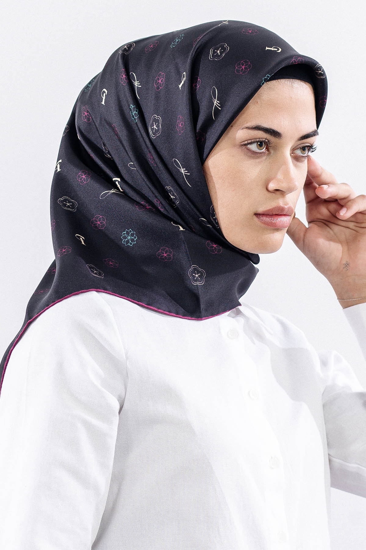 4638 Sura İpek Eşarp Logo - Siyah_kirmizi - 2