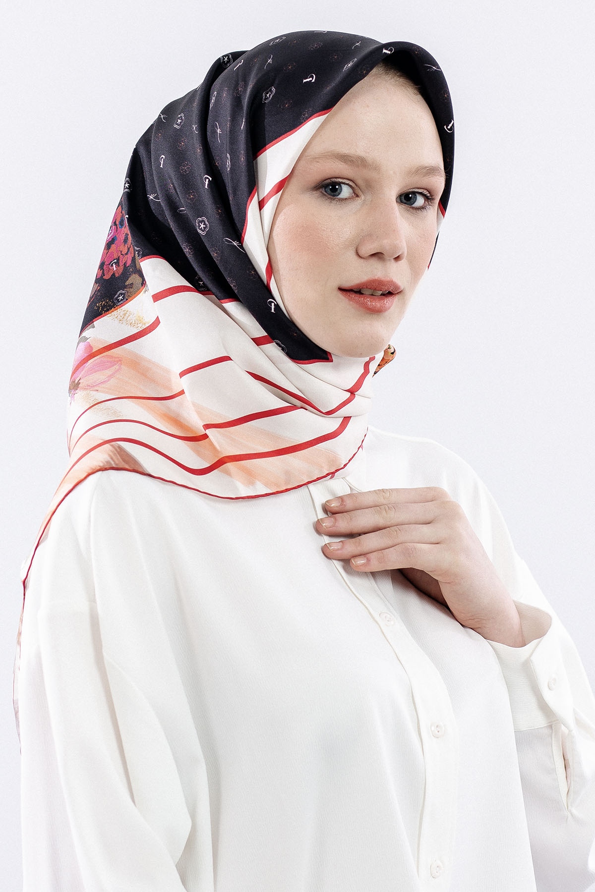 6795 Tvil İpek Eşarp Logo - Siyah_kirmizi - 2