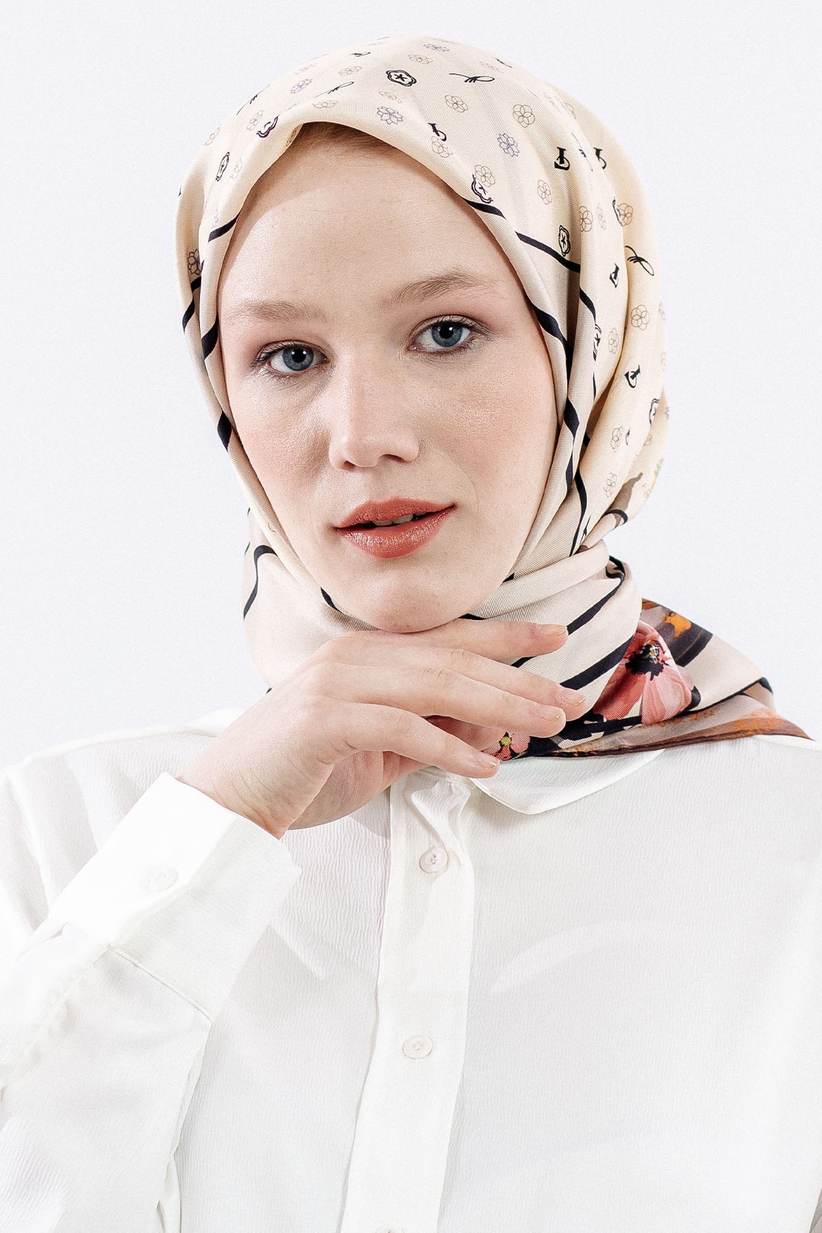 6795 Tvil İpek Eşarp Logo - Siyah_krem - 1