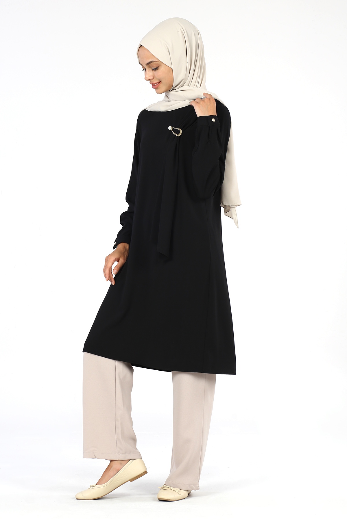 Broş Detaylı Tunik Siyah - 2