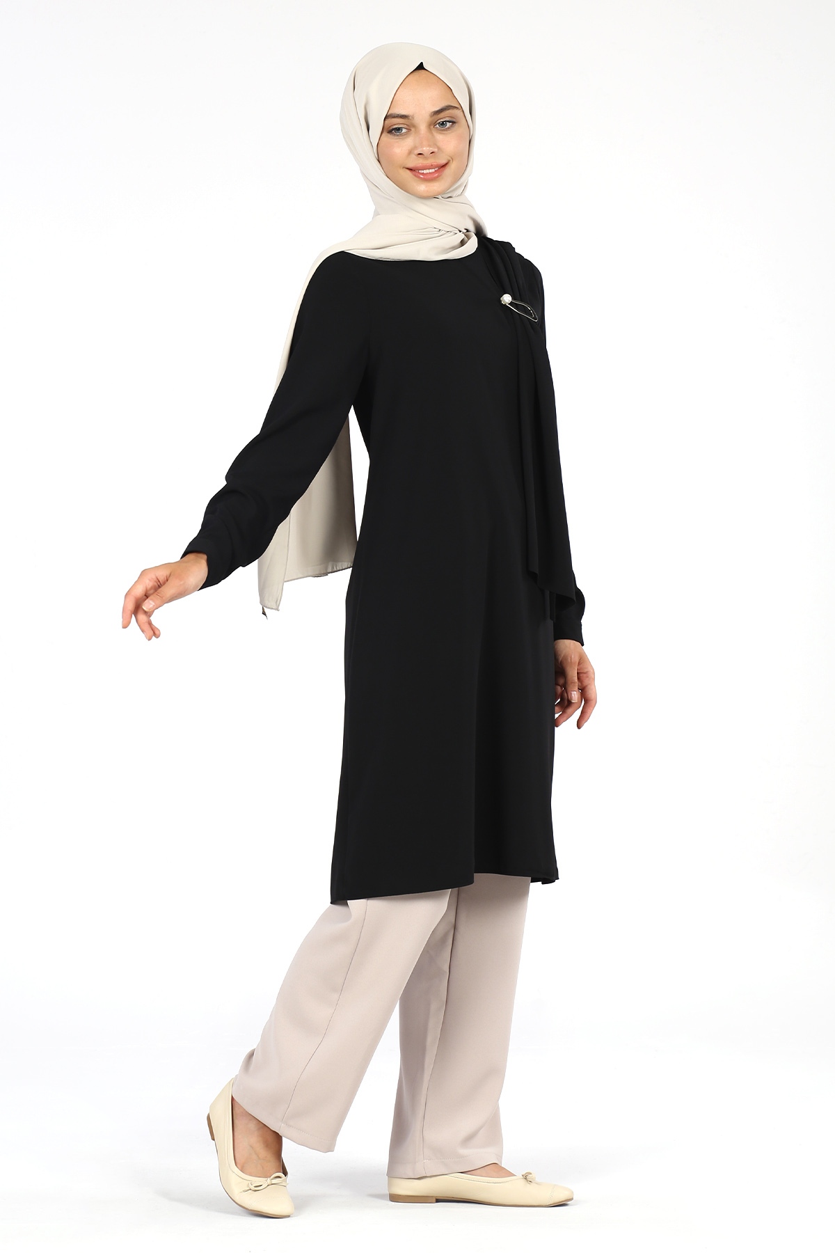 Broş Detaylı Tunik Siyah - 4