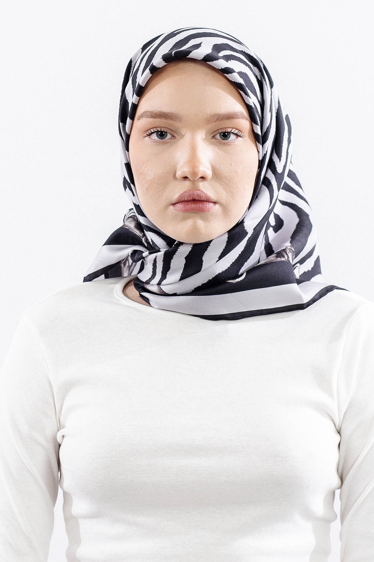 Dg14827 İpek Eşarp Zebra Desen Tvil Kumas - Gri - 1