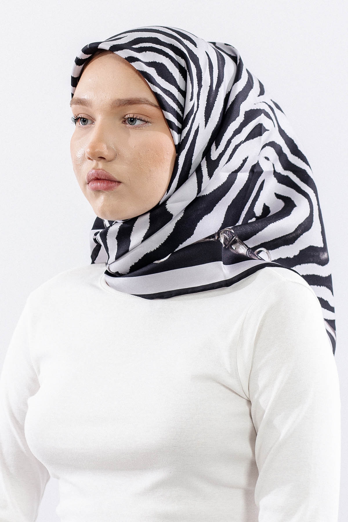 Dg14827 İpek Eşarp Zebra Desen Tvil Kumas - Gri - 2