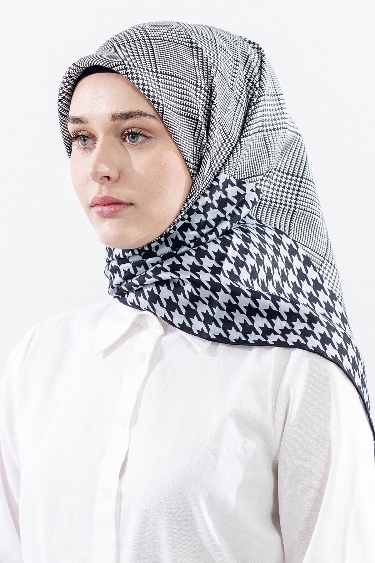 Dg7614 İpek Eşarp Kare Kazayagi Desen - Siyah_murdum - 2